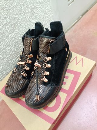 Gioseppo Sneakers Negras con Detalles Dorados