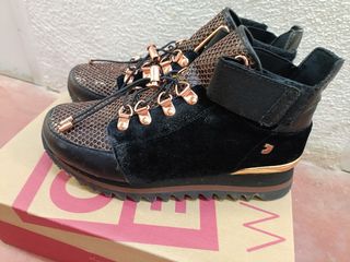 Gioseppo Sneakers Negras con Detalles Dorados
