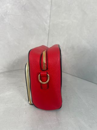 Bolso de mano azul y rojo
