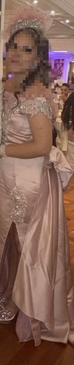 Vestido de fiesta rosa con pedrería y capa con laz