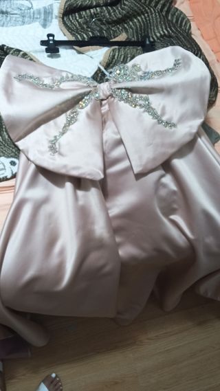 Vestido de fiesta rosa con pedrería y capa con laz