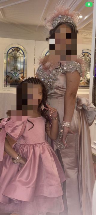 Vestido de fiesta rosa con pedrería y capa con laz