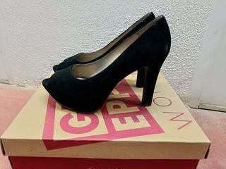 Zapatos de salón negros con plataforma
