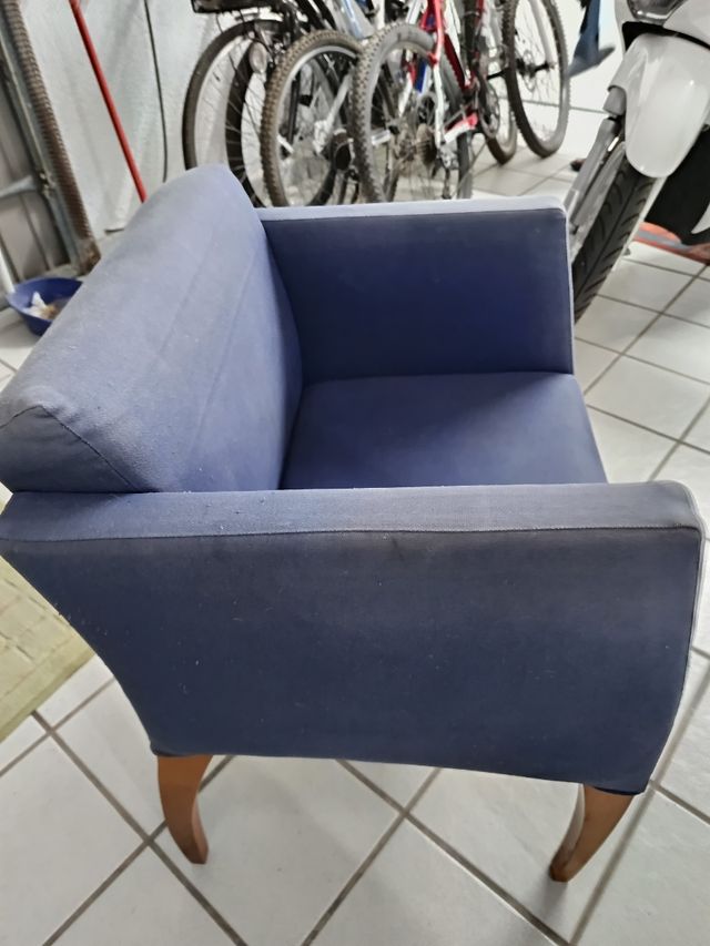 2 Sillones Bajitos Tela Azul y Madera