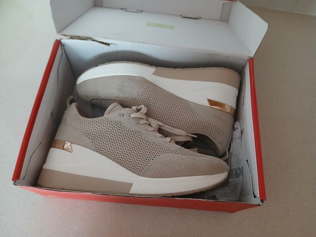 Zapatillas Beige y Doradas