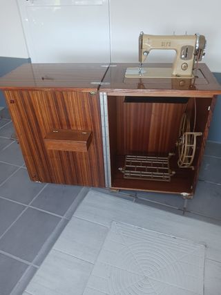 Maquina de coser en perfectamente y funciona