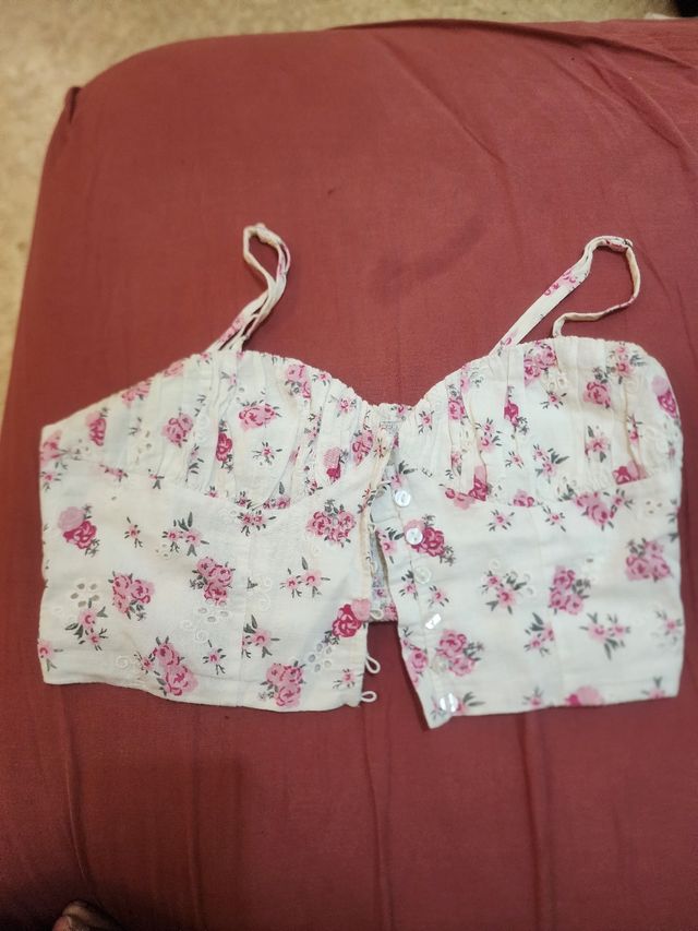 Top floral blanco con rosas