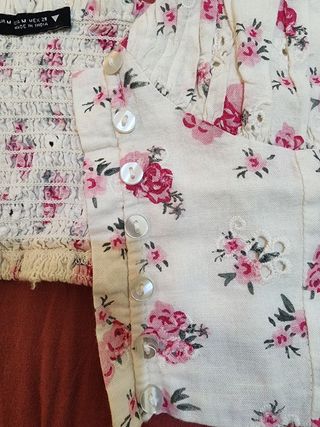 Top floral blanco con rosas 