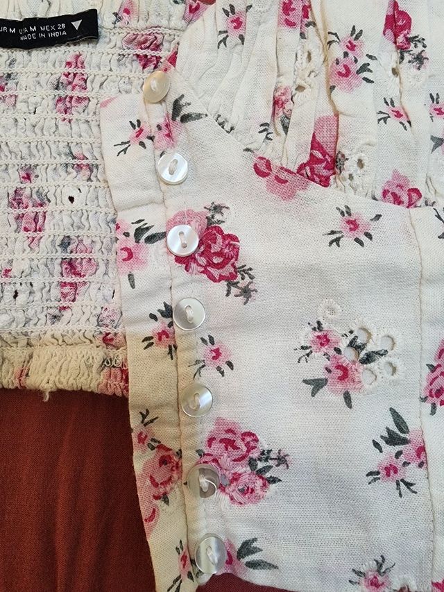 Top floral blanco con rosas