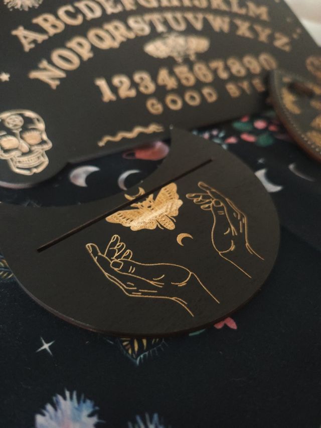 Tabla Ouija y Stand con Diseño de Polilla