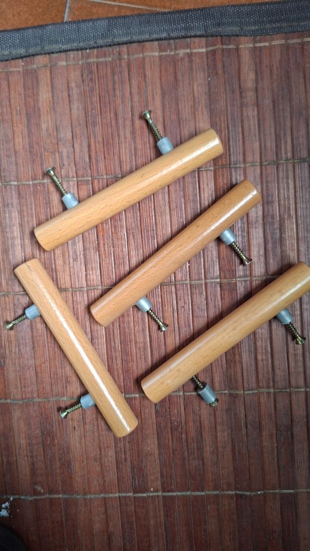 4 manici in legno con viti