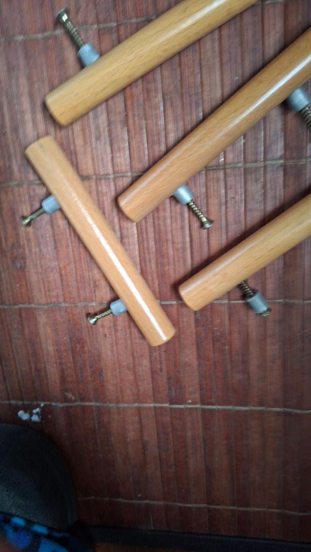 4 manici in legno con viti