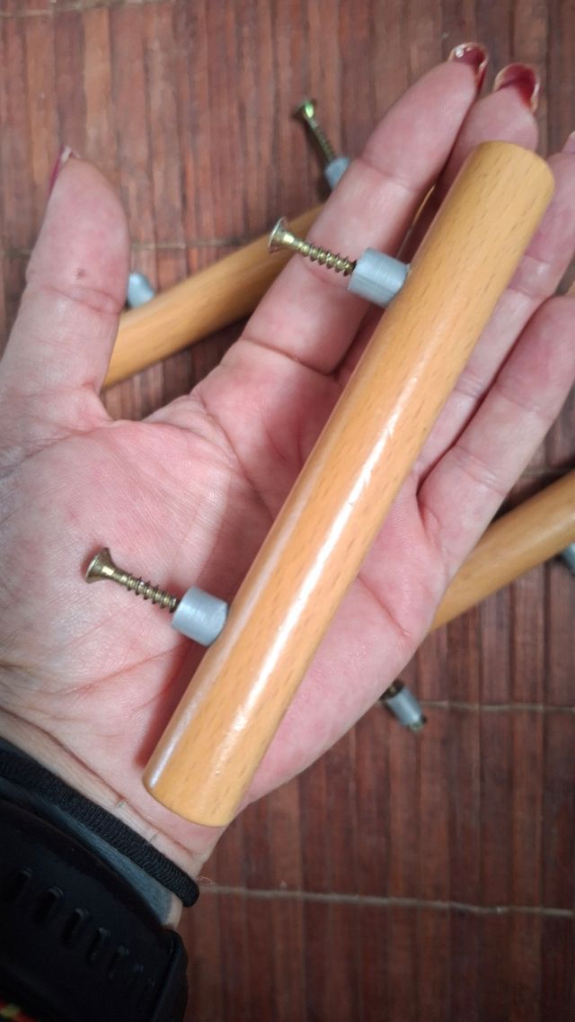 4 manici in legno con viti