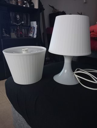 2 Lámparas de mesa blancas.