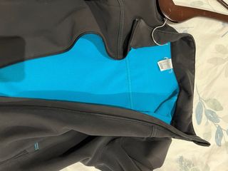 Cortavientos Quechua gris 
Forro Polar azul 