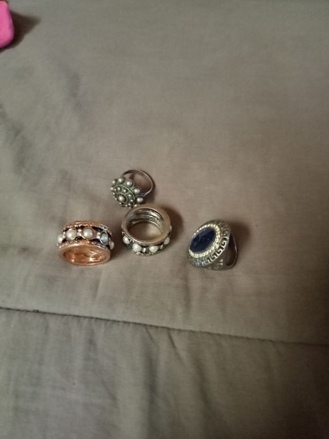 Lote 4 Anillos Plateados y Perlas 10€los 3