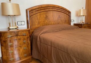 Cabecero de madera con 2 mesitas