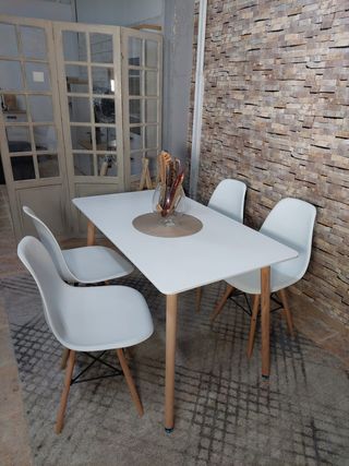 Mesa blanca con 4 sillas