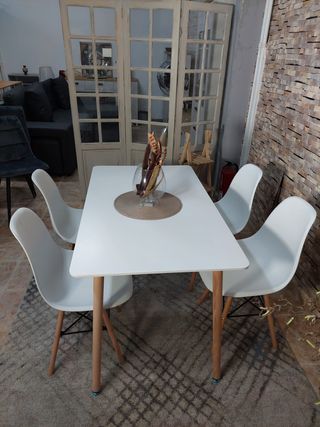 Mesa blanca con 4 sillas