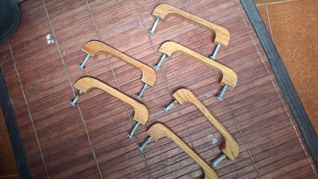 Maniglie in legno con viti (6 pz)