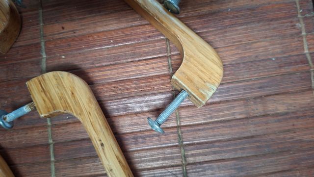 Maniglie in legno con viti (6 pz)