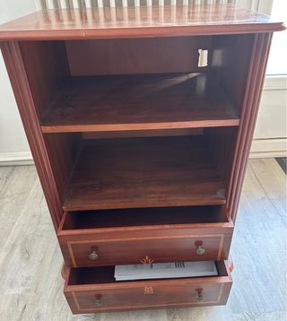 Mueble bajo con cajones y ruedas