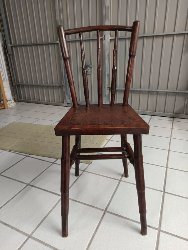 Silla de madera antigua de madera maciza.