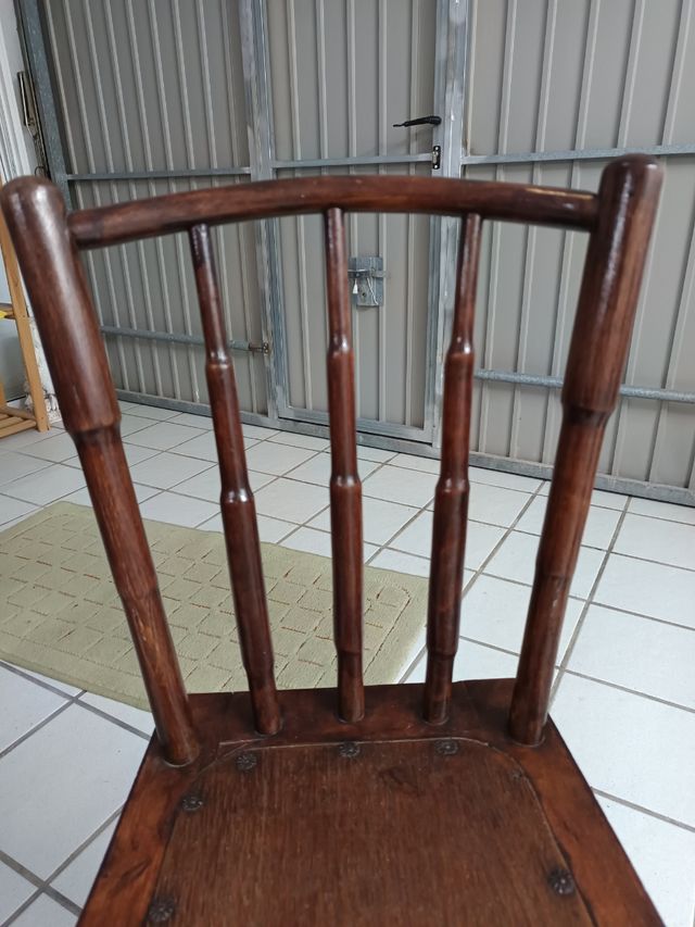 Silla de madera antigua de madera maciza.