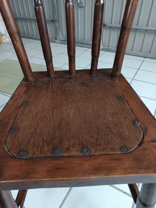 Silla de madera antigua de madera maciza.