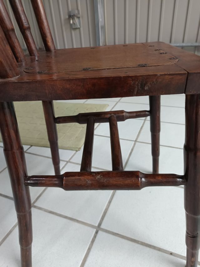 Silla de madera antigua de madera maciza.