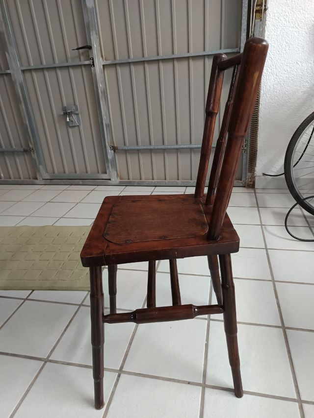 Silla de madera antigua de madera maciza.