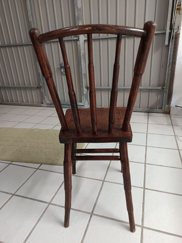 Silla de madera antigua de madera maciza.