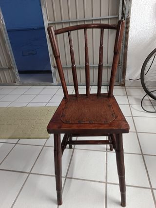 Silla de madera antigua de madera maciza.