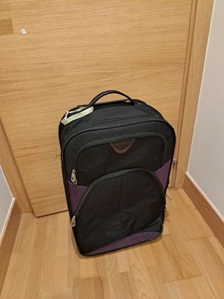 Maleta de viaje negra y morada