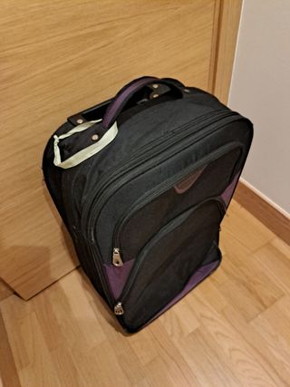 Maleta de viaje negra y morada