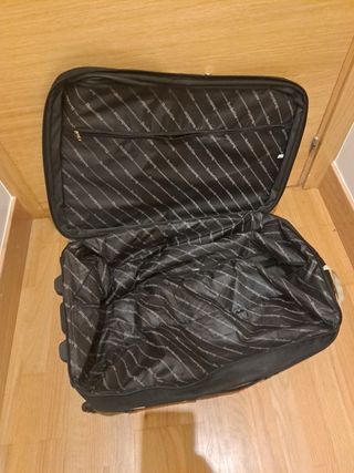 Maleta de viaje negra y morada