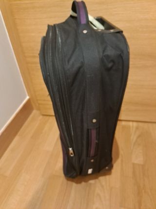 Maleta de viaje negra y morada