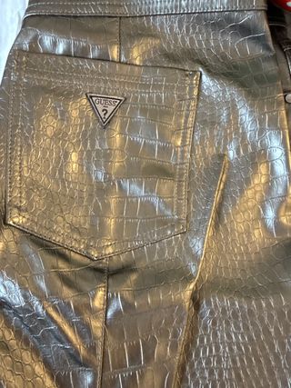 Pantalón Guess plateado efecto piel
