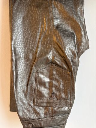 Pantalón Guess plateado efecto piel