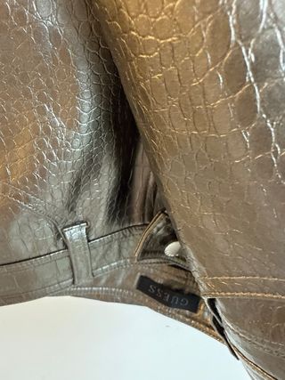 Pantalón Guess plateado efecto piel