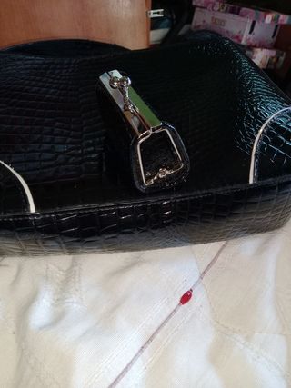 Bolso negro con monedero a juego