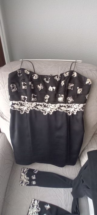 Vestido bordado con chal