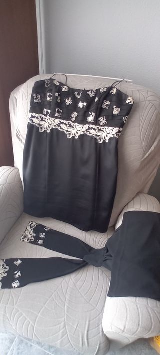 Vestido bordado con chal