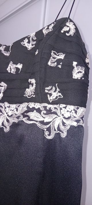 Vestido bordado con chal
