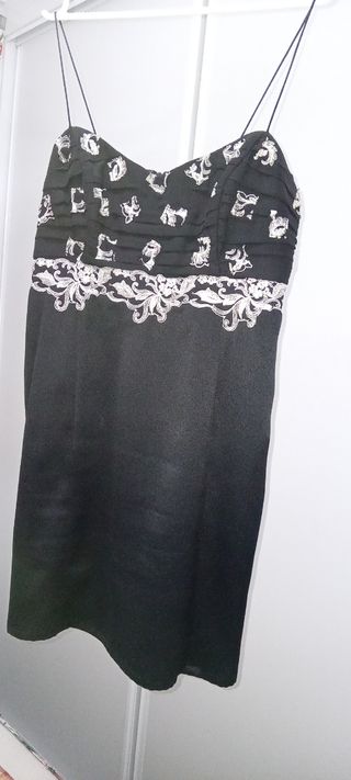 Vestido bordado con chal