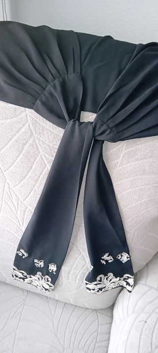 Vestido bordado con chal