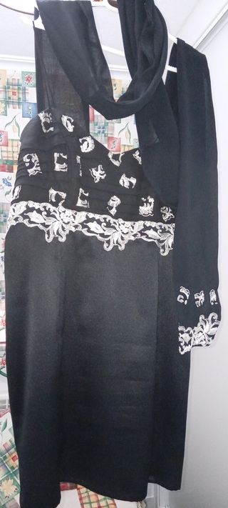 Vestido bordado con chal
