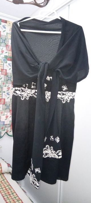 Vestido bordado con chal