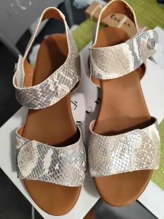 Sandalias Beige y Plateadas Piel Serpiente