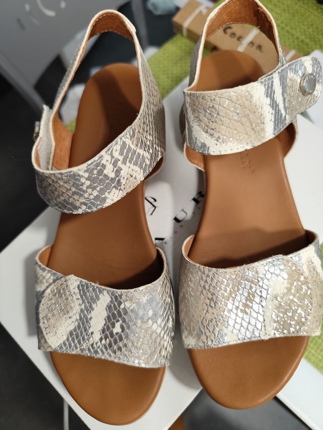 Sandalias Beige y Plateadas Piel Serpiente
